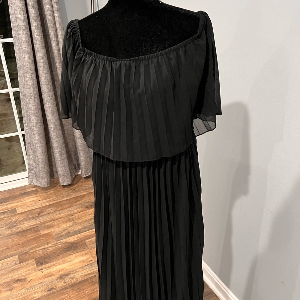Off shoulder flattering black dress🖤